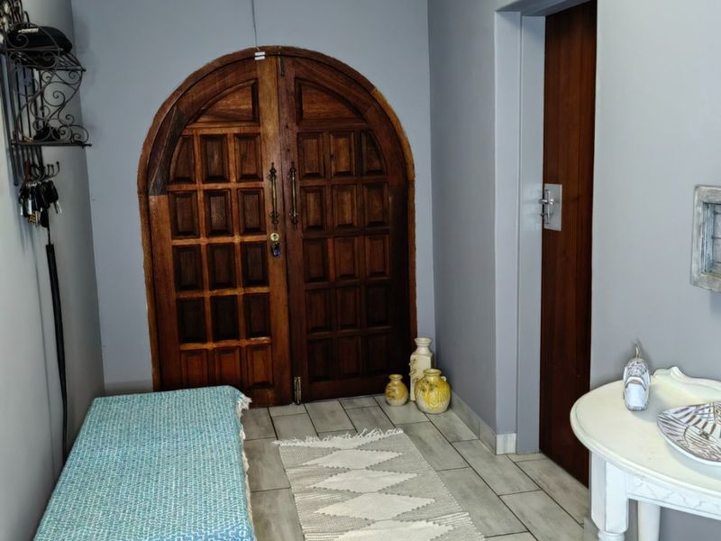 Spacious 4-Bedroom Family Home with Study, Flatlet & Excellent Security - Photo 7