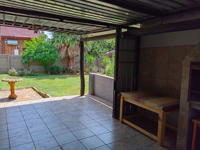 Spacious 4-Bedroom Family Home with Study, Flatlet & Excellent Security - Photo 6