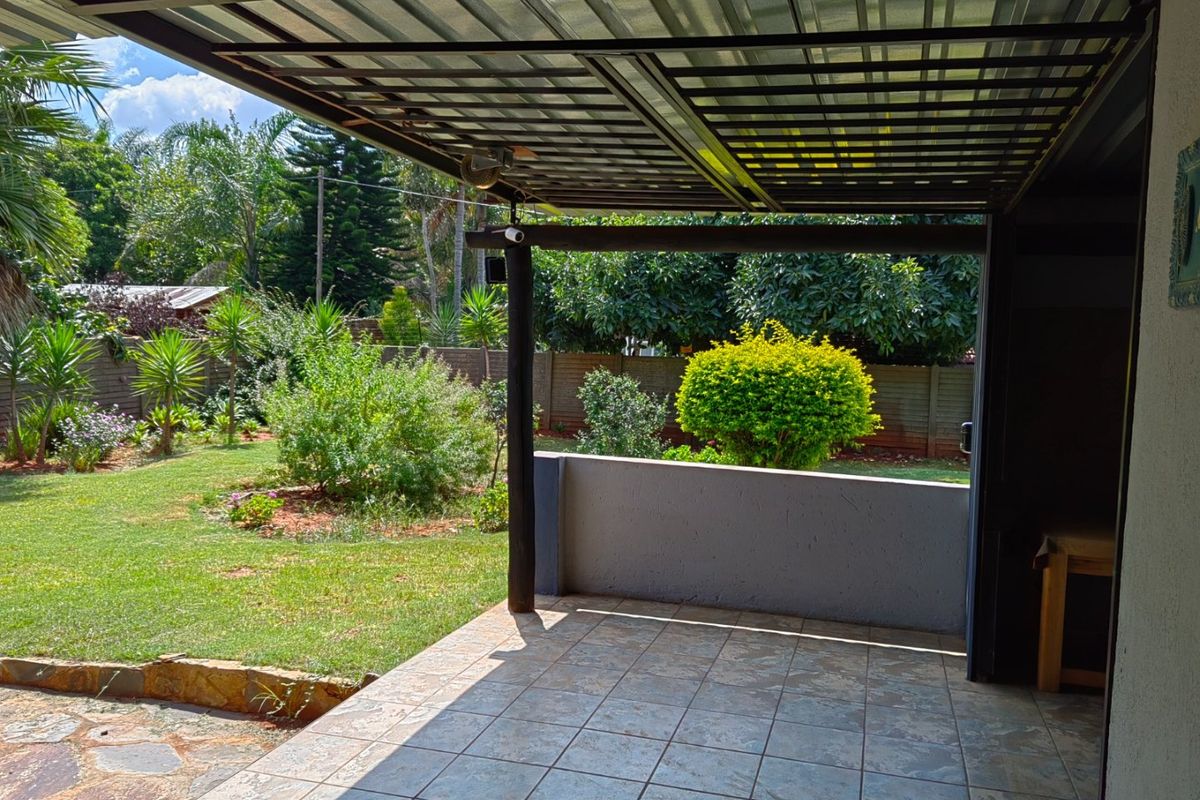Spacious 4-Bedroom Family Home with Study, Flatlet & Excellent Security - Photo 5