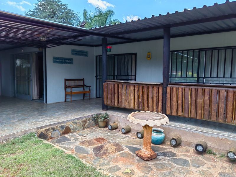 Spacious 4-Bedroom Family Home with Study, Flatlet & Excellent Security - Photo 1