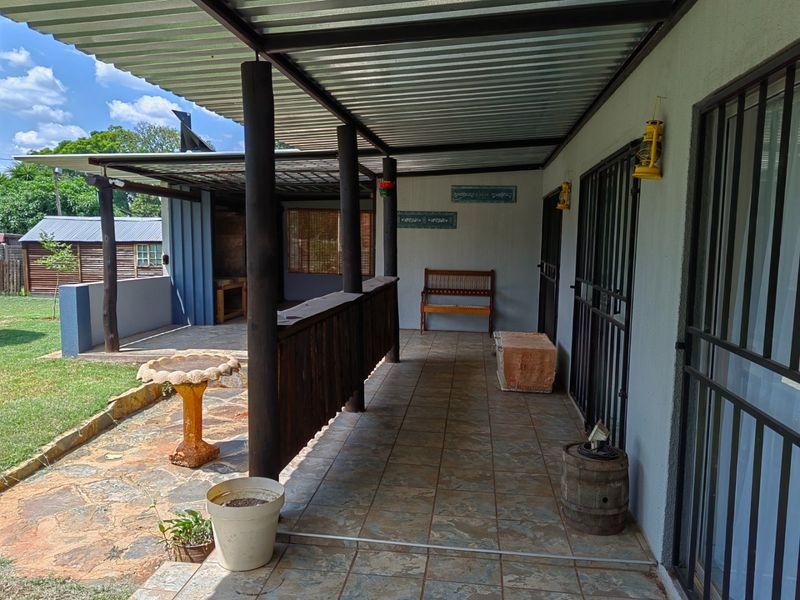 Spacious 4-Bedroom Family Home with Study, Flatlet & Excellent Security - Photo 4