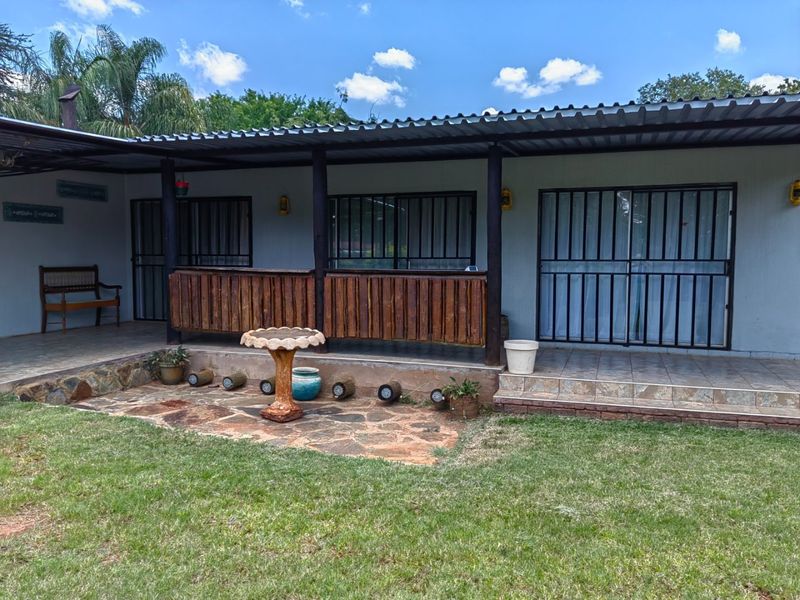 Spacious 4-Bedroom Family Home with Study, Flatlet & Excellent Security - Photo 2