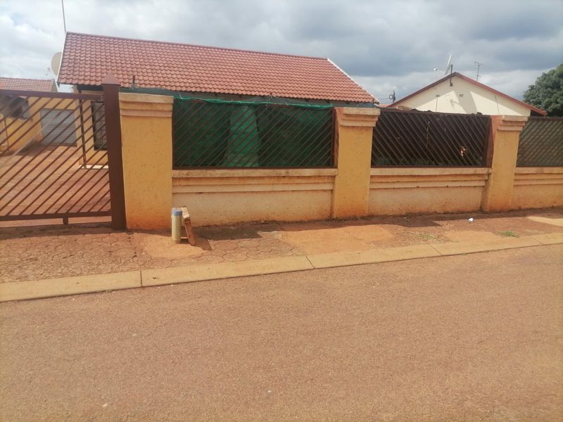 Spacious 3 Bed Home in Ga-Rankuwa Living - Photo 3