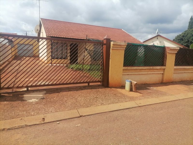 Spacious 3 Bed Home in Ga-Rankuwa Living - Photo 1