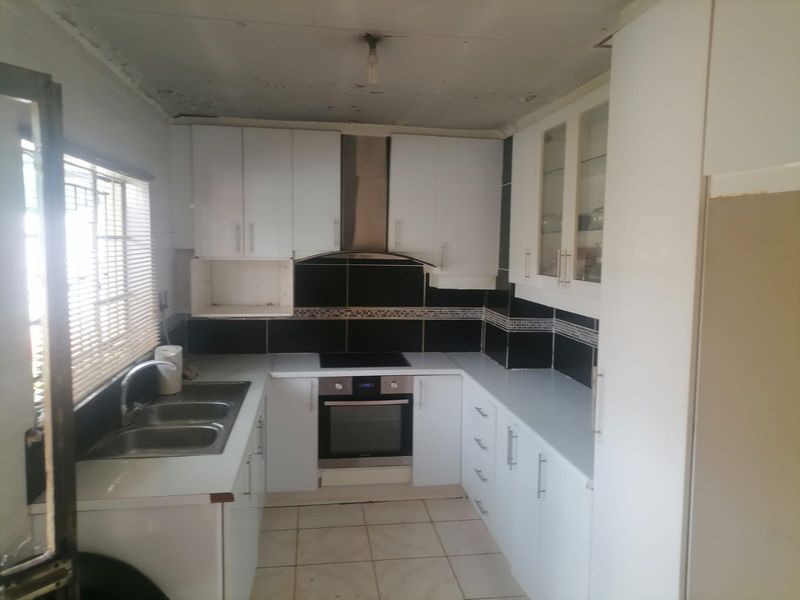 Spacious 3 Bed Home in Ga-Rankuwa Living - Photo 8