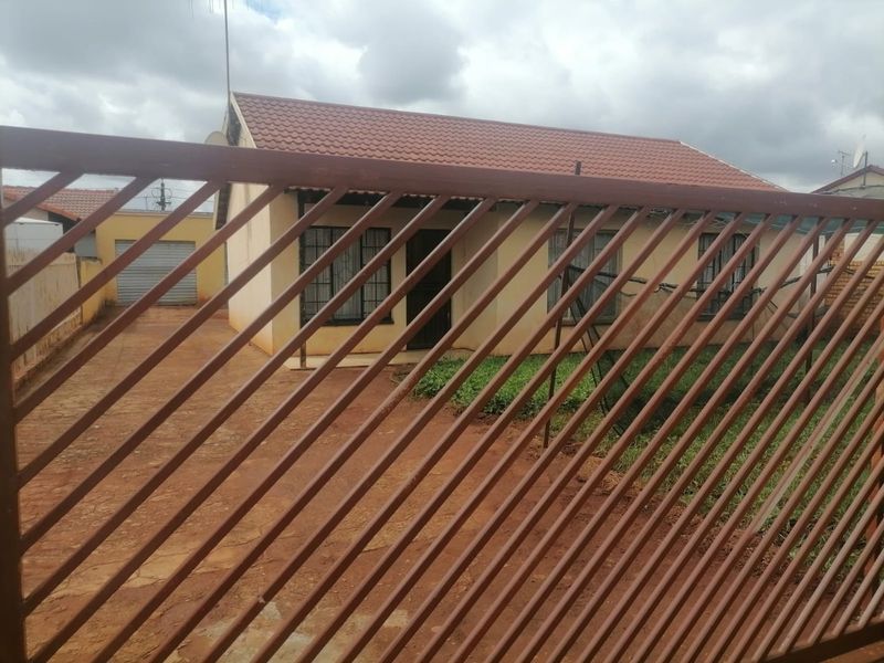 Spacious 3 Bed Home in Ga-Rankuwa Living - Photo 2