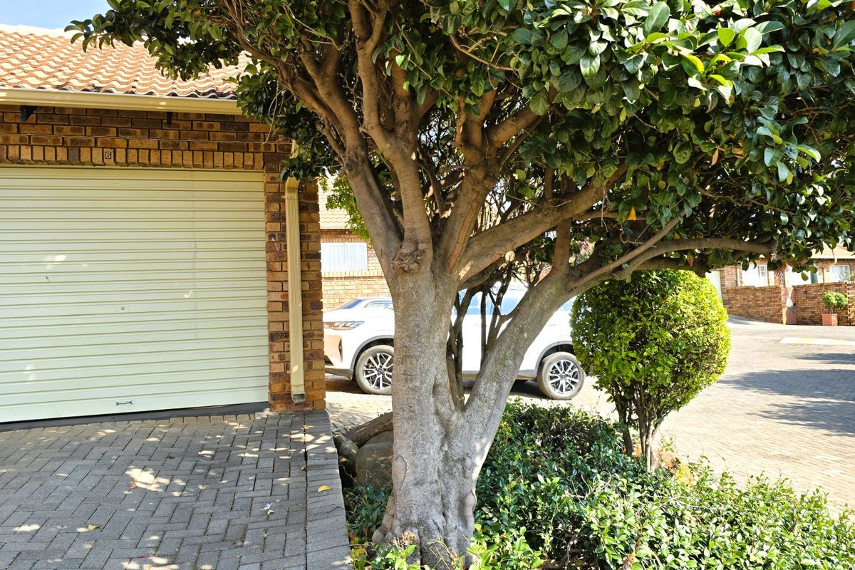 Charming 2-Bedroom Townhouse for Sale in the Heart of Faerie Glen, Pretoria - Photo 5