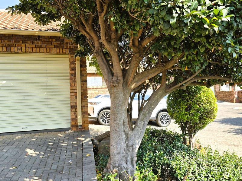 Charming 2-Bedroom Townhouse for Sale in the Heart of Faerie Glen, Pretoria - Photo 5