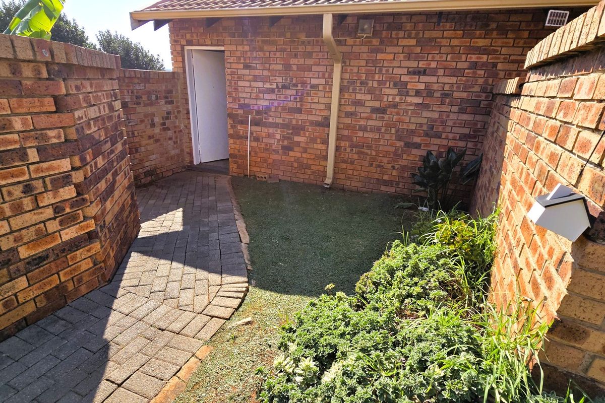Charming 2-Bedroom Townhouse for Sale in the Heart of Faerie Glen, Pretoria - Photo 2