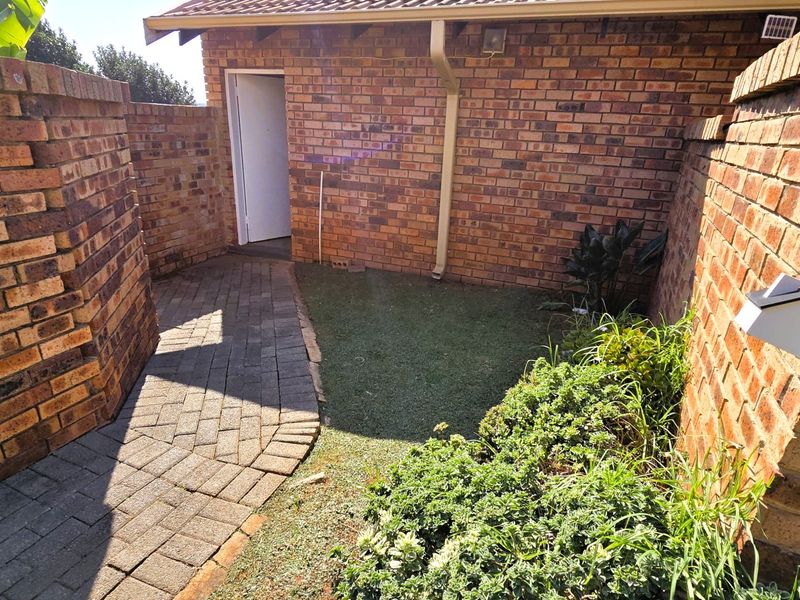 Charming 2-Bedroom Townhouse for Sale in the Heart of Faerie Glen, Pretoria - Photo 2