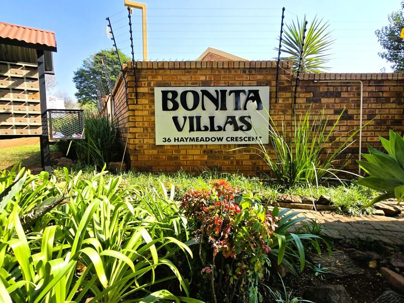Charming 2-Bedroom Townhouse for Sale in the Heart of Faerie Glen, Pretoria - Photo 1