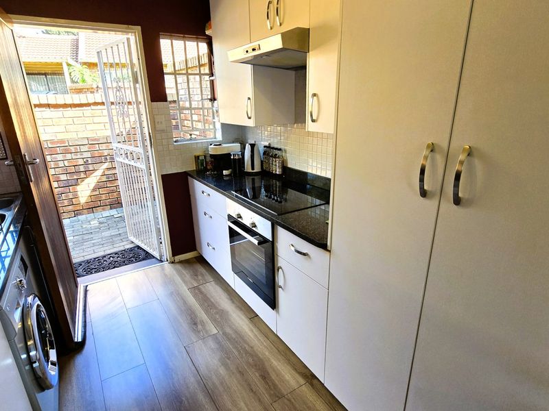 Charming 2-Bedroom Townhouse for Sale in the Heart of Faerie Glen, Pretoria - Photo 10