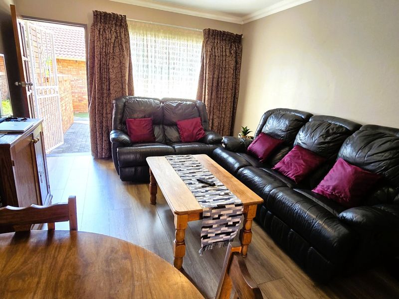 Charming 2-Bedroom Townhouse for Sale in the Heart of Faerie Glen, Pretoria - Photo 9