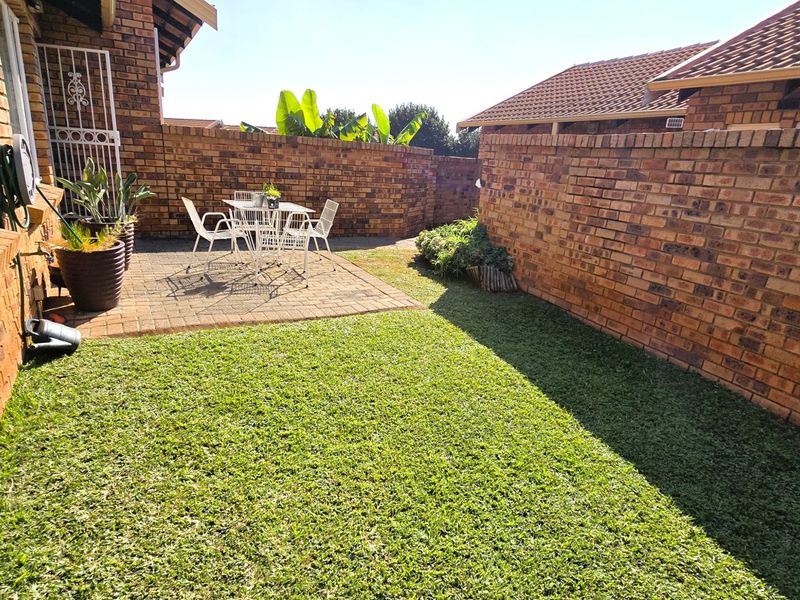 Charming 2-Bedroom Townhouse for Sale in the Heart of Faerie Glen, Pretoria - Photo 8