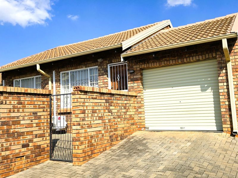 Charming 2-Bedroom Townhouse for Sale in the Heart of Faerie Glen, Pretoria - Photo 6
