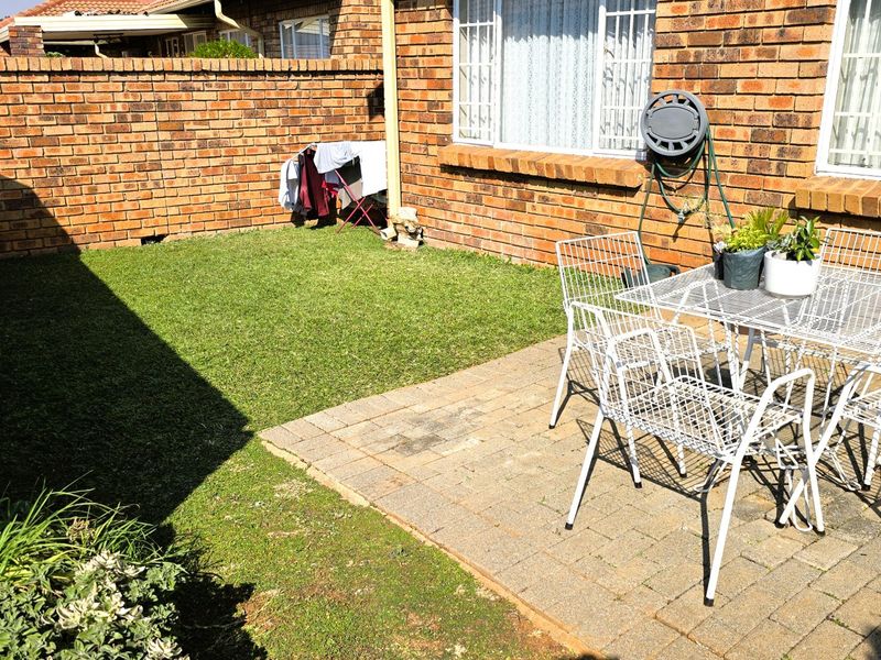 Charming 2-Bedroom Townhouse for Sale in the Heart of Faerie Glen, Pretoria - Photo 7
