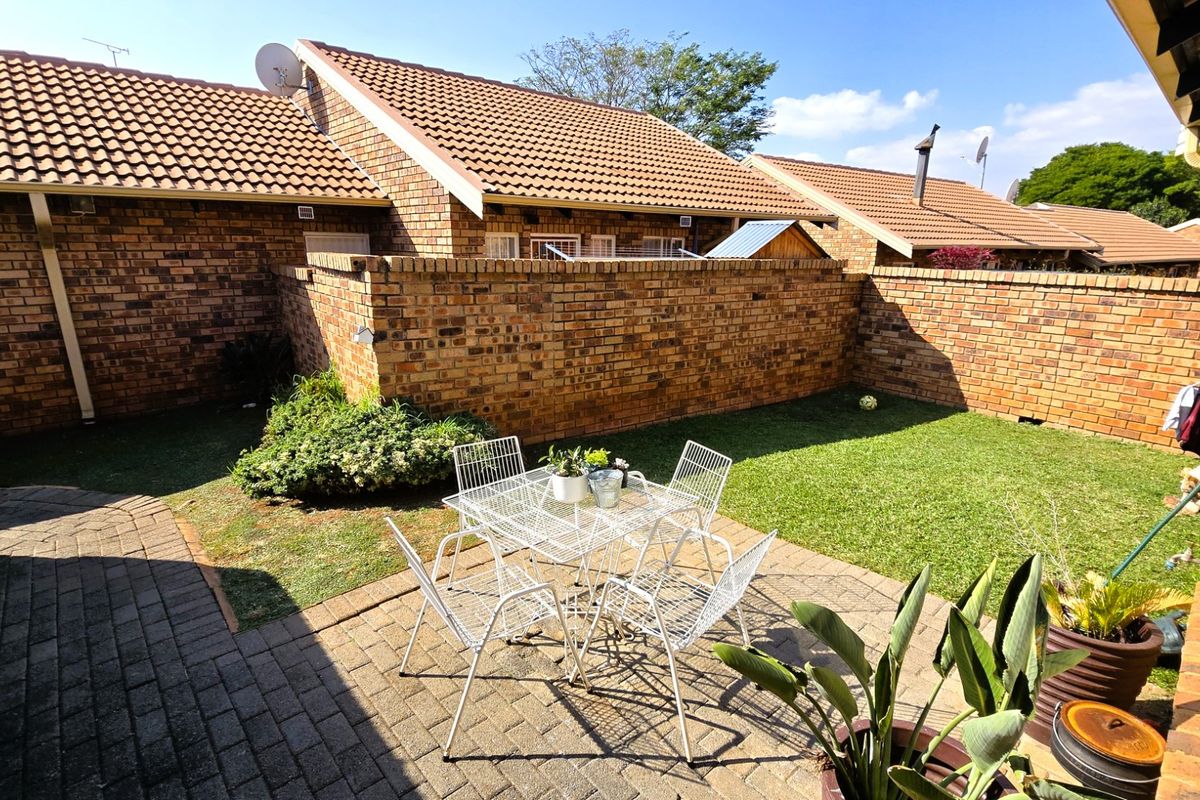 Charming 2-Bedroom Townhouse for Sale in the Heart of Faerie Glen, Pretoria - Photo 4