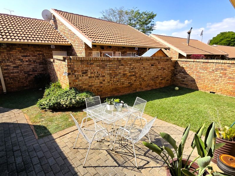 Charming 2-Bedroom Townhouse for Sale in the Heart of Faerie Glen, Pretoria - Photo 4
