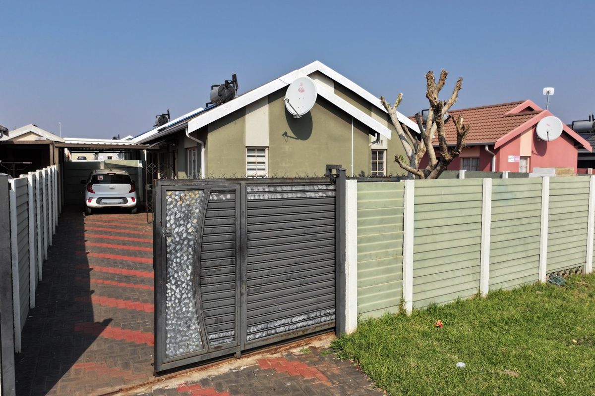 Spacious Sky City Home with Fibre and Garden Charm - Photo 2