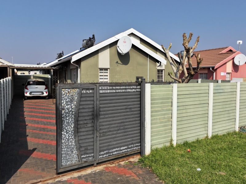 Spacious Sky City Home with Fibre and Garden Charm - Photo 2
