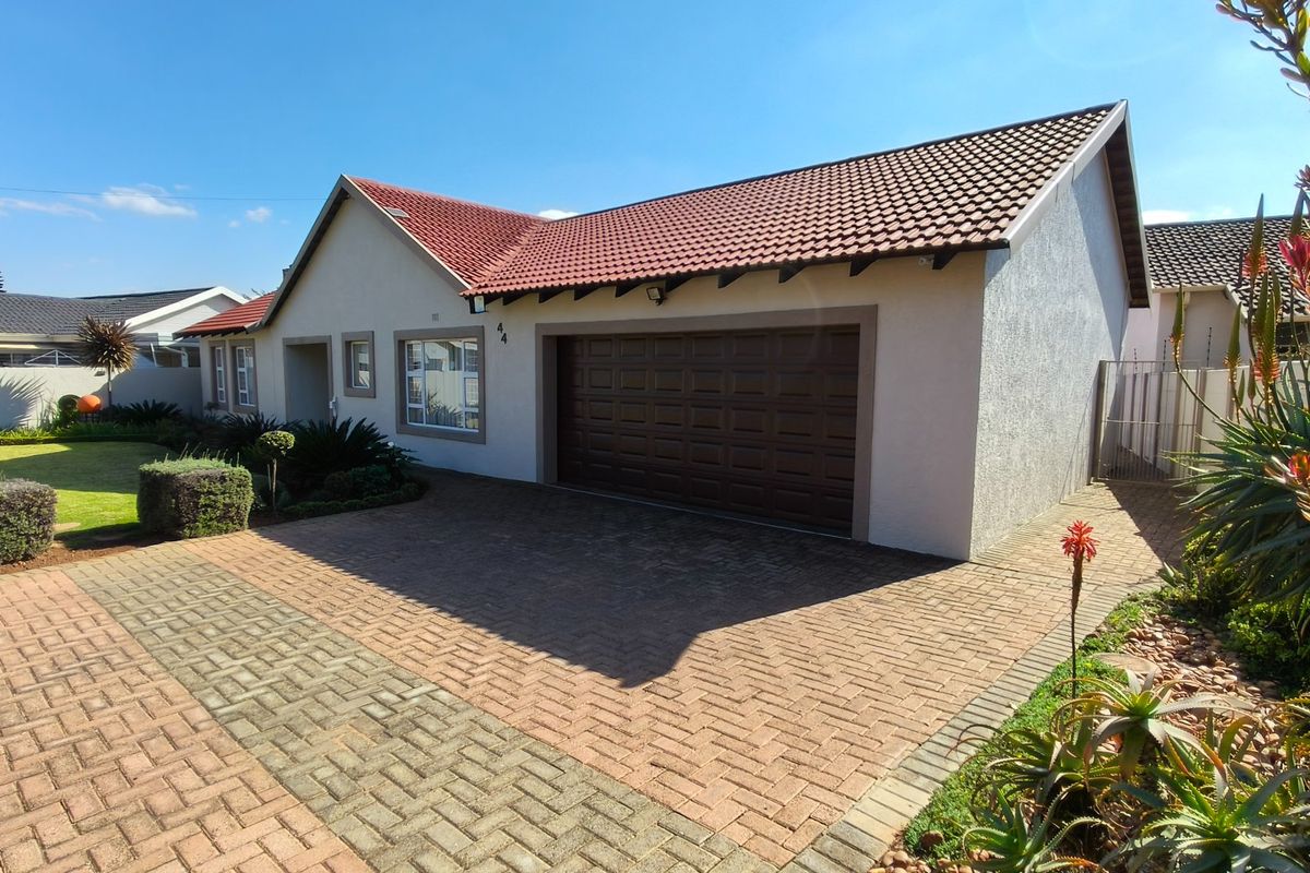 Spacious Rant En Dal Family Home with Pool and Braai - Photo 2