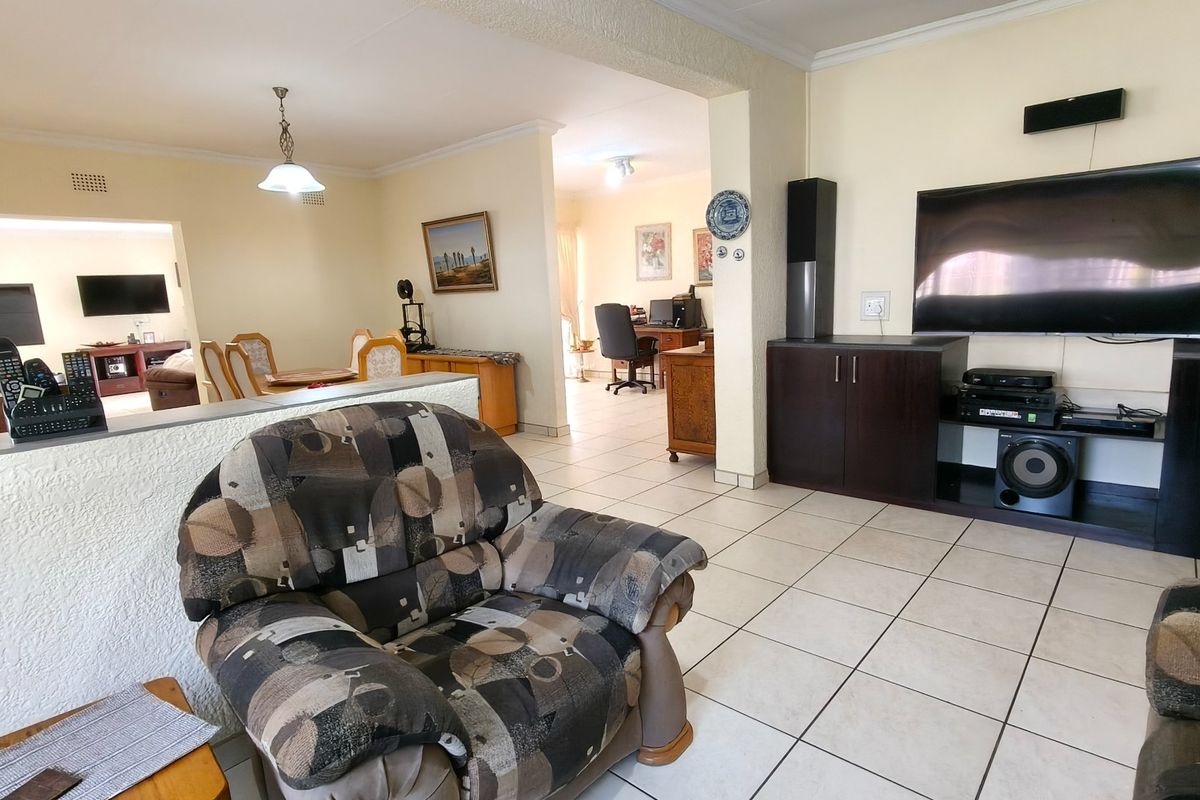 Spacious Rant En Dal Family Home with Pool and Braai - Photo 4