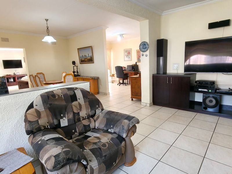 Spacious Rant En Dal Family Home with Pool and Braai - Photo 4