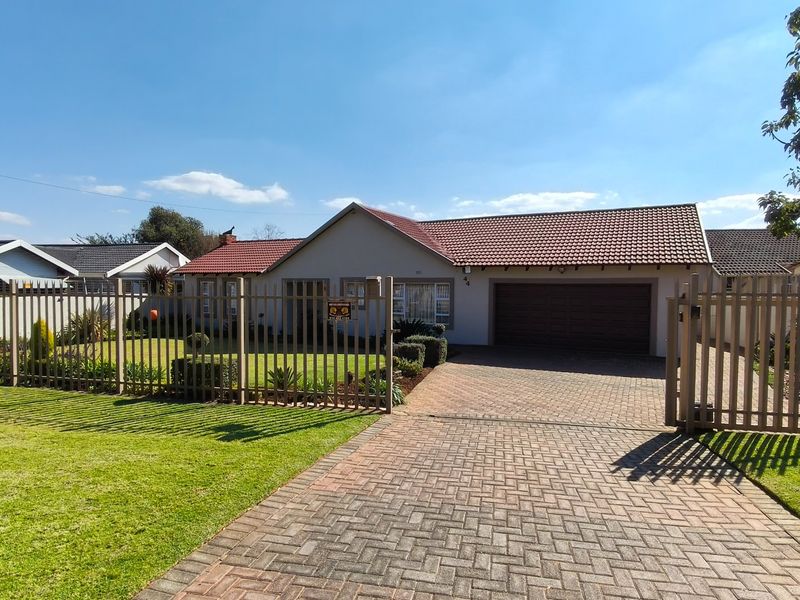Spacious Rant En Dal Family Home with Pool and Braai - Photo 1