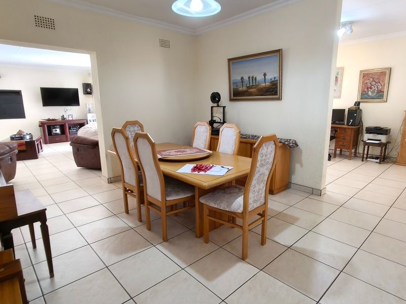Spacious Rant En Dal Family Home with Pool and Braai - Photo 5