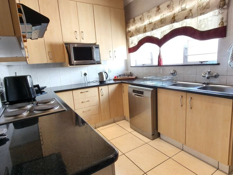 Spacious Rant En Dal Family Home with Pool and Braai - Photo 10