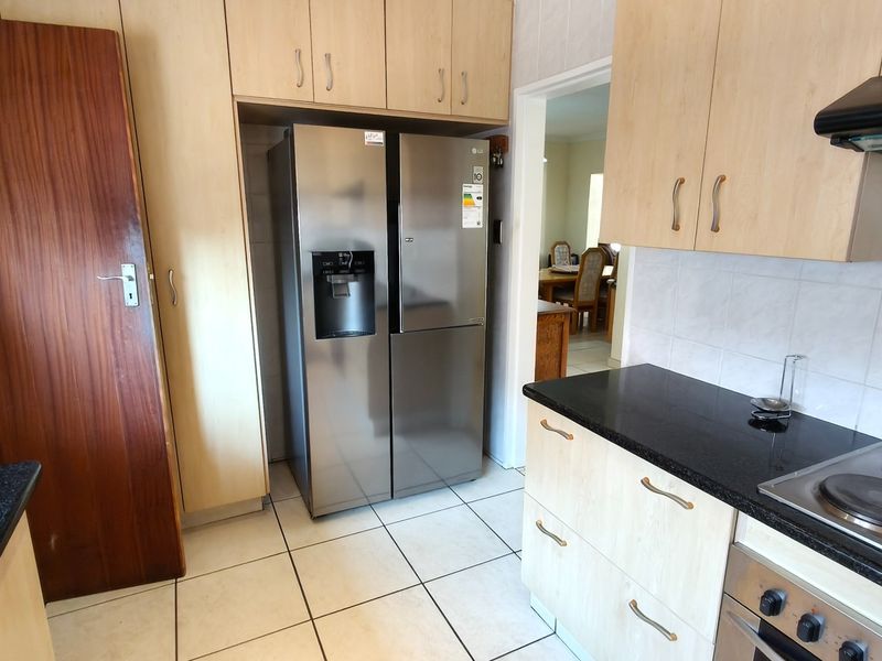 Spacious Rant En Dal Family Home with Pool and Braai - Photo 9