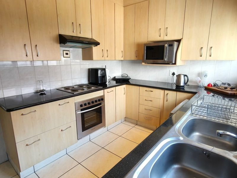 Spacious Rant En Dal Family Home with Pool and Braai - Photo 8