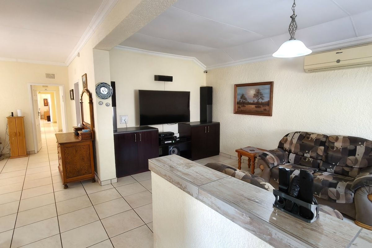 Spacious Rant En Dal Family Home with Pool and Braai - Photo 3