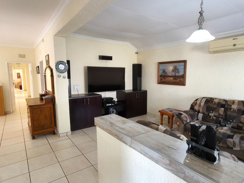 Spacious Rant En Dal Family Home with Pool and Braai - Photo 3