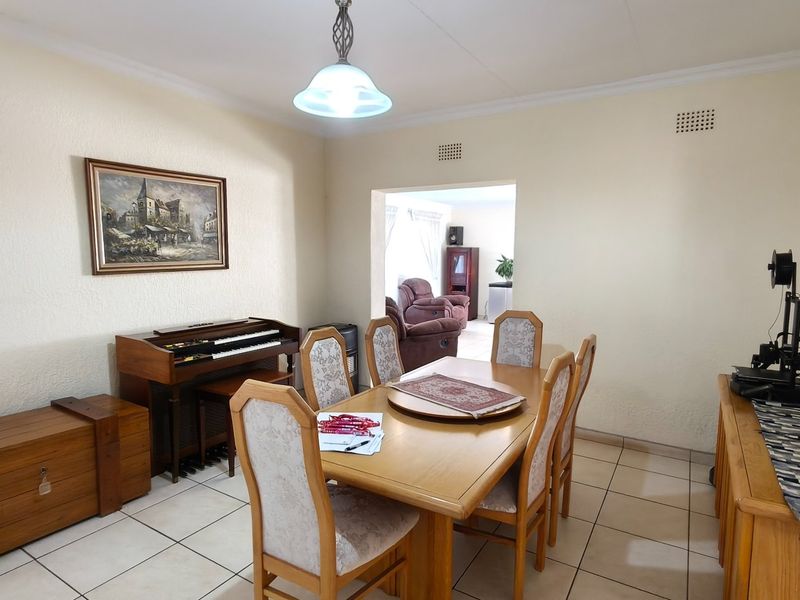 Spacious Rant En Dal Family Home with Pool and Braai - Photo 7