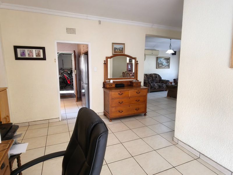 Spacious Rant En Dal Family Home with Pool and Braai - Photo 6