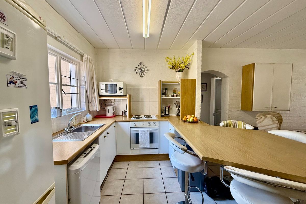 Beautifully fully furnished 2-bed, 2-bath lock-up-and-go rental on a prestigious lifestyle estate — golf cart included! - Photo 2