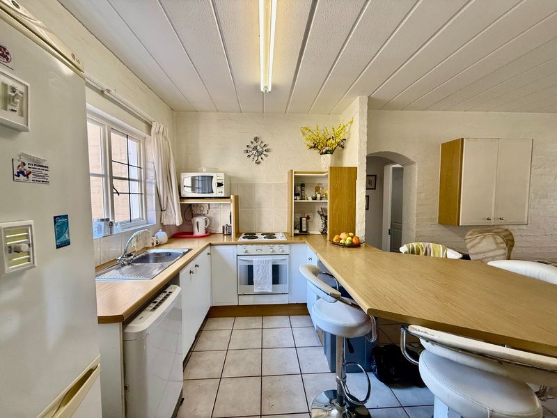 Beautifully fully furnished 2-bed, 2-bath lock-up-and-go rental on a prestigious lifestyle estate — golf cart included! - Photo 2