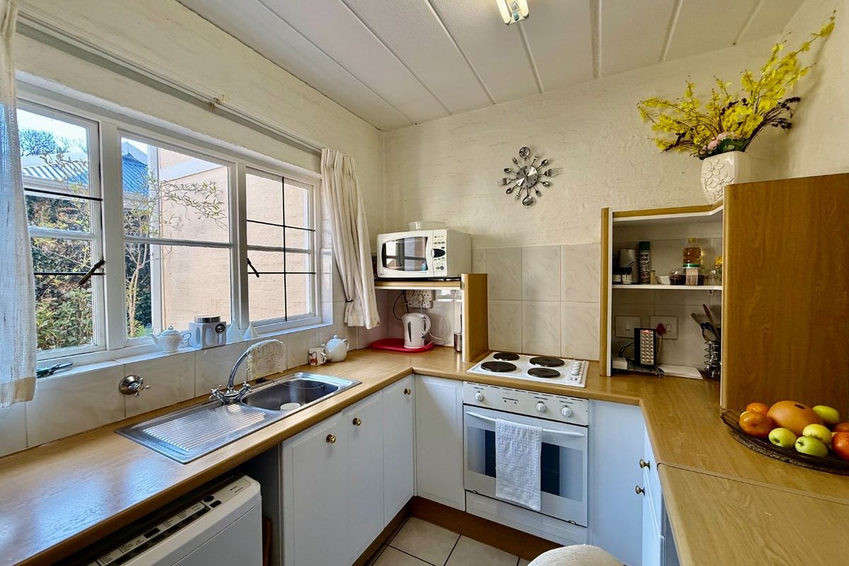 Beautifully fully furnished 2-bed, 2-bath lock-up-and-go rental on a prestigious lifestyle estate — golf cart included! - Photo 3