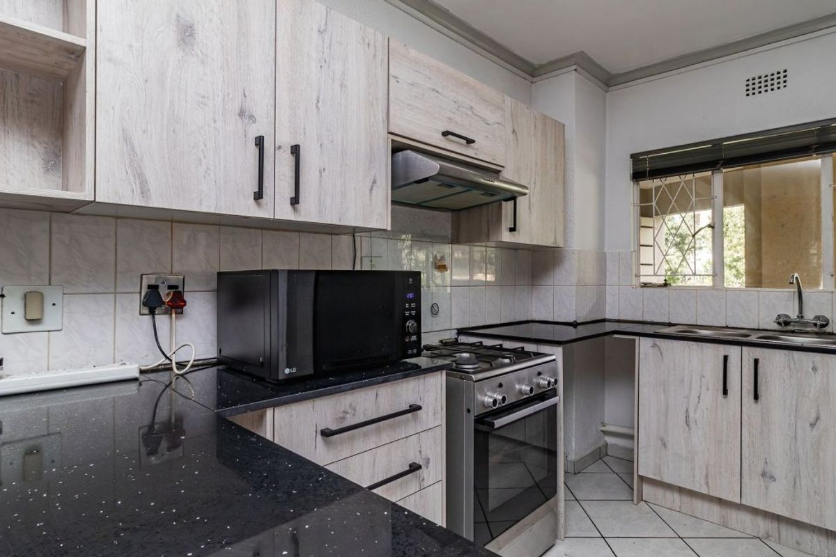 Neat lock-up-and-go apartment in Edenglen - Photo 2