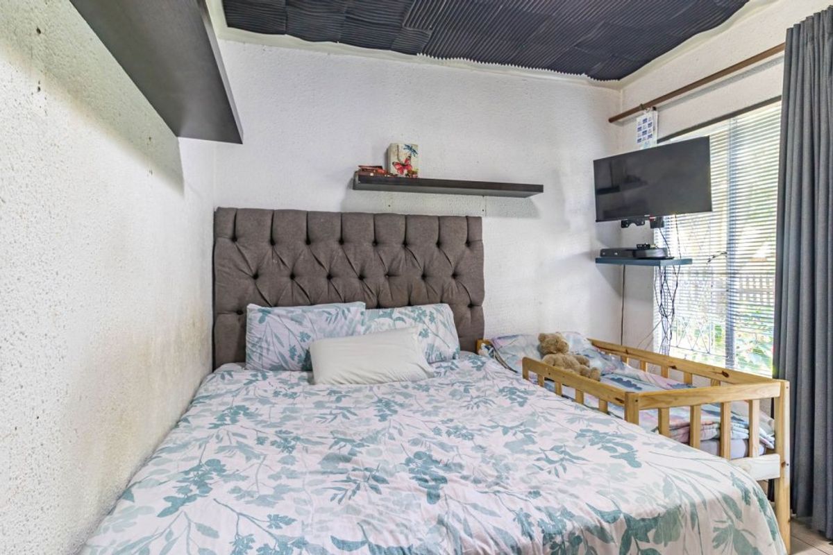 Neat lock-up-and-go apartment in Edenglen - Photo 4