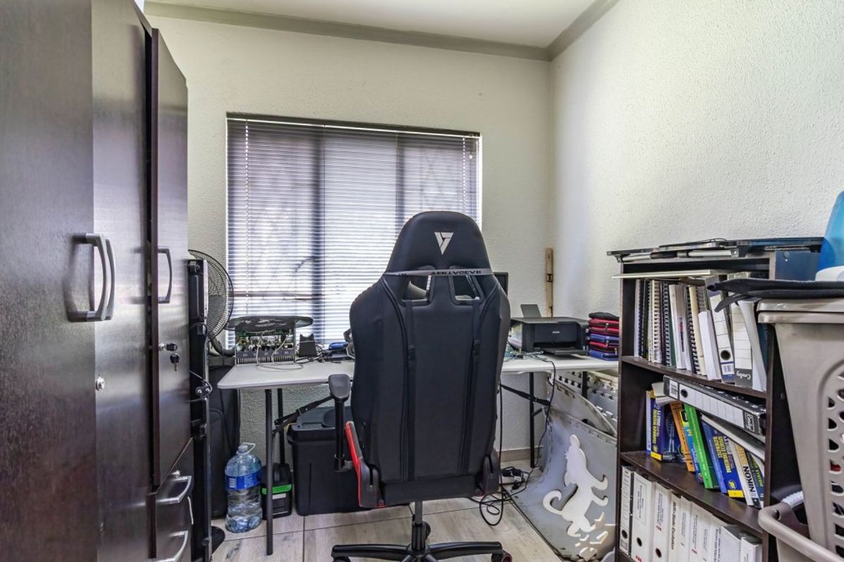 Neat lock-up-and-go apartment in Edenglen - Photo 5