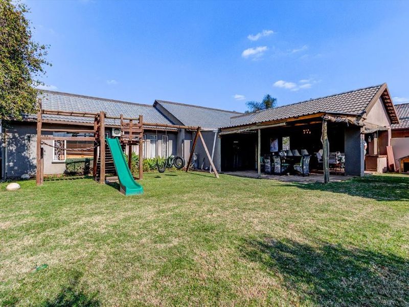 Spacious Family Home with Study and Granny Flat - Photo 4