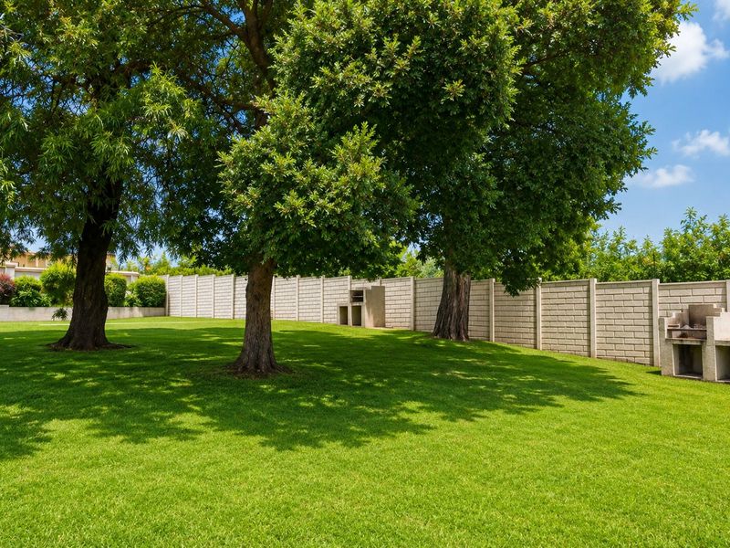 Spacious 2 Bedroom First Floor Apartment in The Fields – Buccleuch - Photo 8