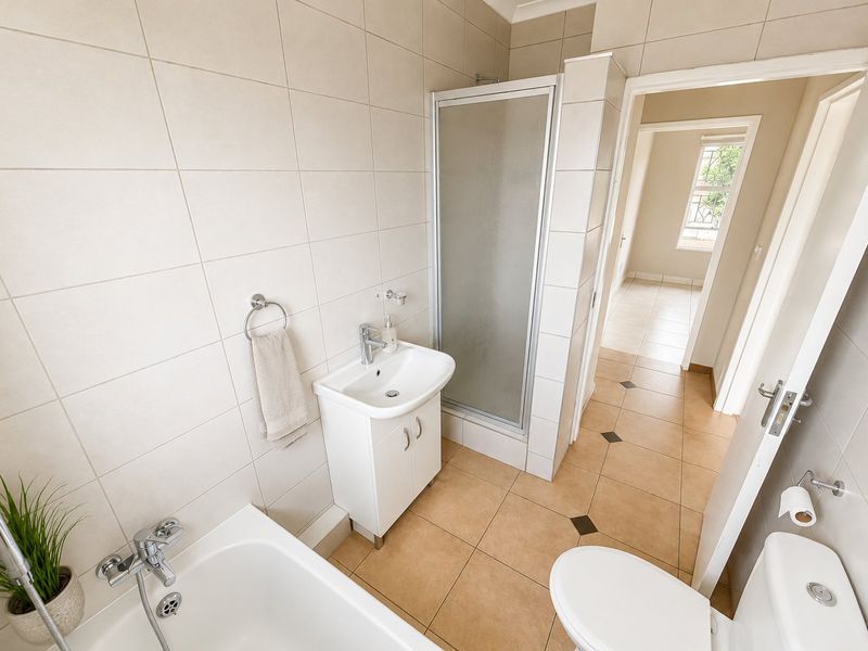 Spacious 2 Bedroom First Floor Apartment in The Fields – Buccleuch - Photo 6