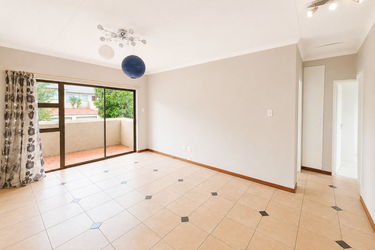 Spacious 2 Bedroom First Floor Apartment in The Fields – Buccleuch - Photo 3
