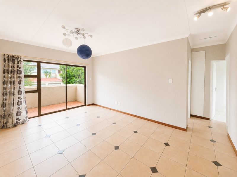 Spacious 2 Bedroom First Floor Apartment in The Fields – Buccleuch - Photo 3