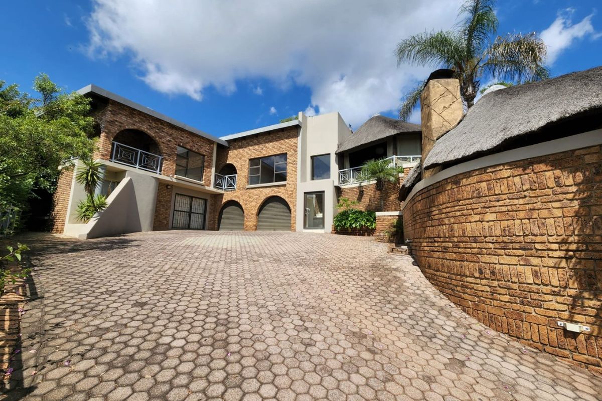 Spacious Family Home with Two Flatlets, Pool & Excellent Work-From-Home Potential - Photo 3
