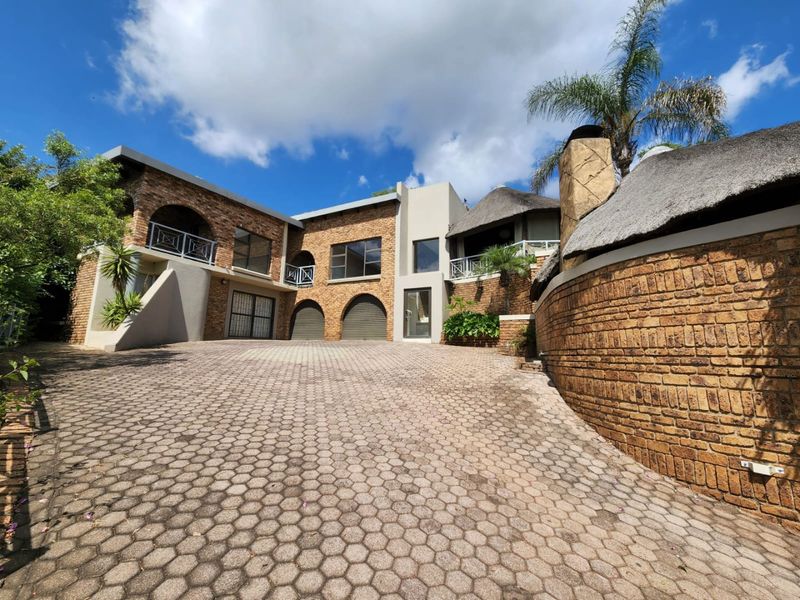 Spacious Family Home with Two Flatlets, Pool & Excellent Work-From-Home Potential - Photo 3