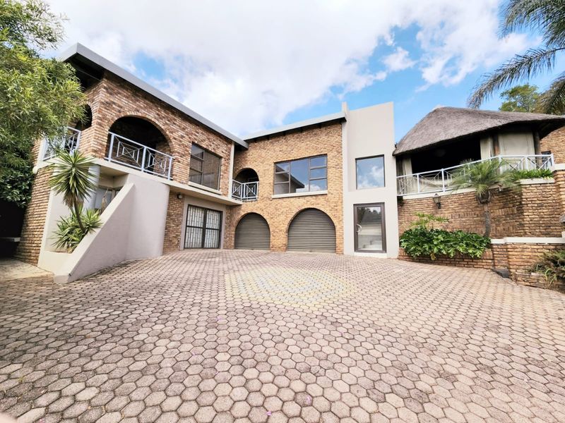 Spacious Family Home with Two Flatlets, Pool & Excellent Work-From-Home Potential - Photo 1